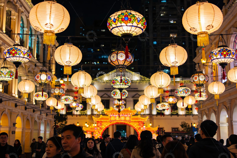 高清大图下载【趣麦麦图】夜市灯笼高挂人群熙攘