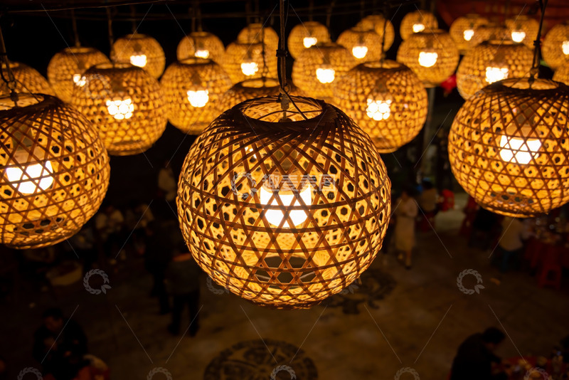 高清大图下载【趣麦麦图】夜市竹编灯笼光影交错