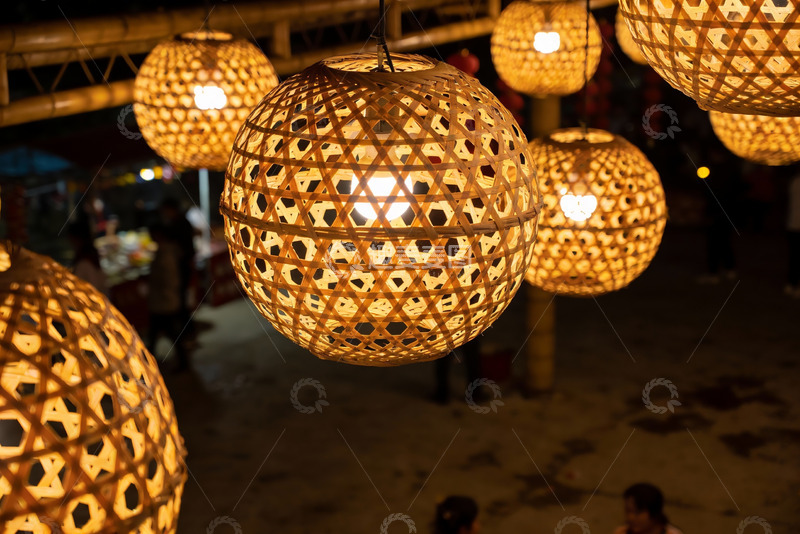 高清大图下载【趣麦麦图】夜市竹编灯笼光影