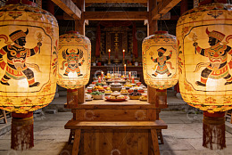 古色古香祭坛供品与彩灯