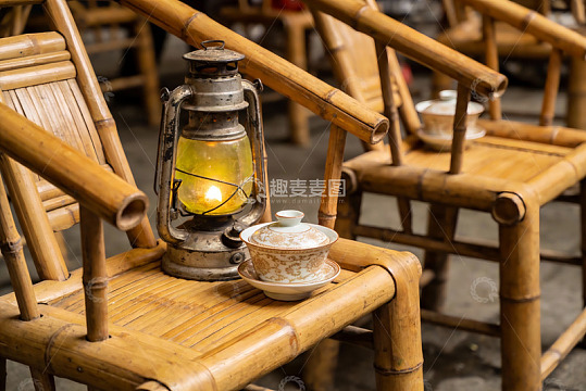 竹椅灯笼茶具静物