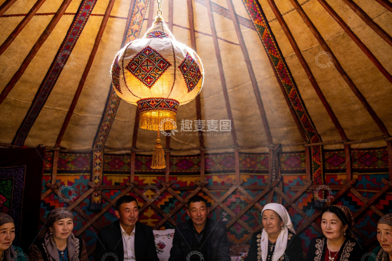 高清大图下载【趣麦麦图】蒙古包内传统装饰与人物
