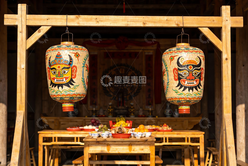 高清大图下载【趣麦麦图】传统祭坛悬挂彩绘灯笼
