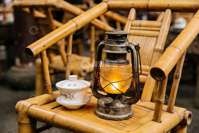 高清大图下载【趣麦麦图】竹椅上的古灯与茶具静物