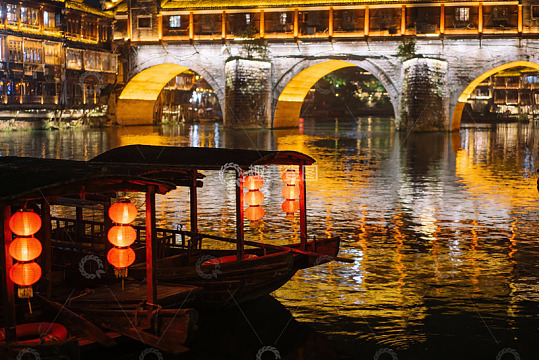 夜游古镇水乡灯笼船