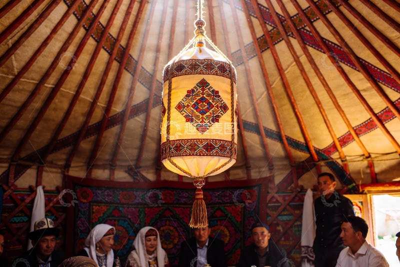 高清大图下载【趣麦麦图】蒙古包内传统装饰与人群