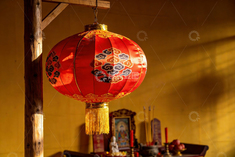 高清大图下载【趣麦麦图】红灯笼悬挂室内祭拜场景