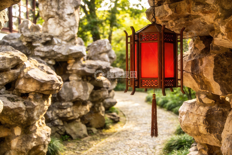 高清大图下载【趣麦麦图】古色古香灯笼映衬石径小路