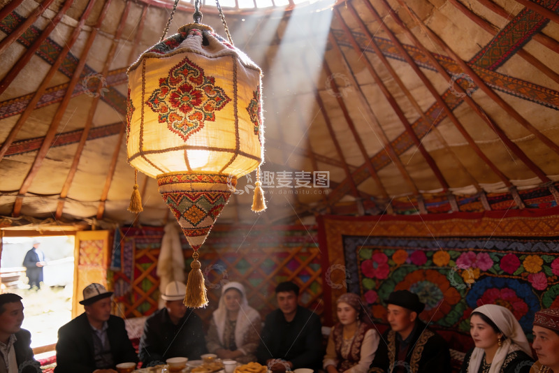 高清大图下载【趣麦麦图】蒙古包内族人聚餐场景