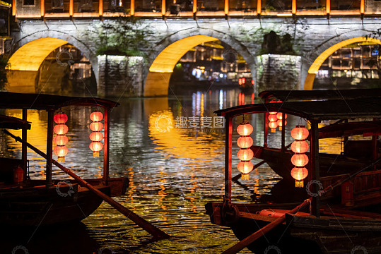 夜色古桥流水游船
