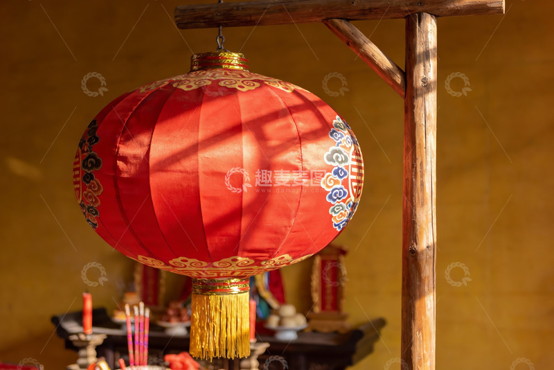 高清大图下载【趣麦麦图】红灯笼悬挂木架光影交错