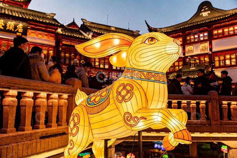 高清大图下载【趣麦麦图】夜市兔子灯饰游人如织