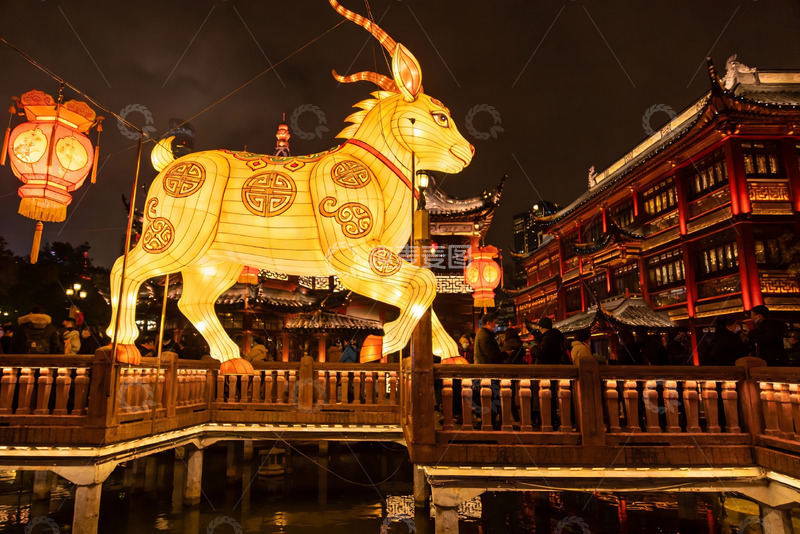 高清大图下载【趣麦麦图】夜景中发光的羊形灯笼与古建筑