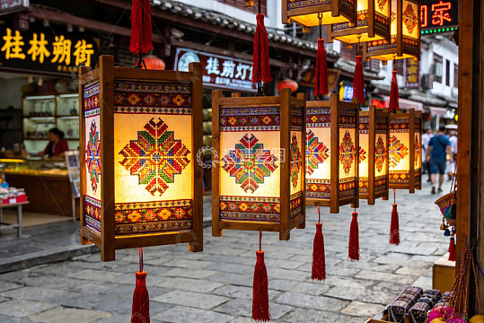 古街灯笼装饰夜景