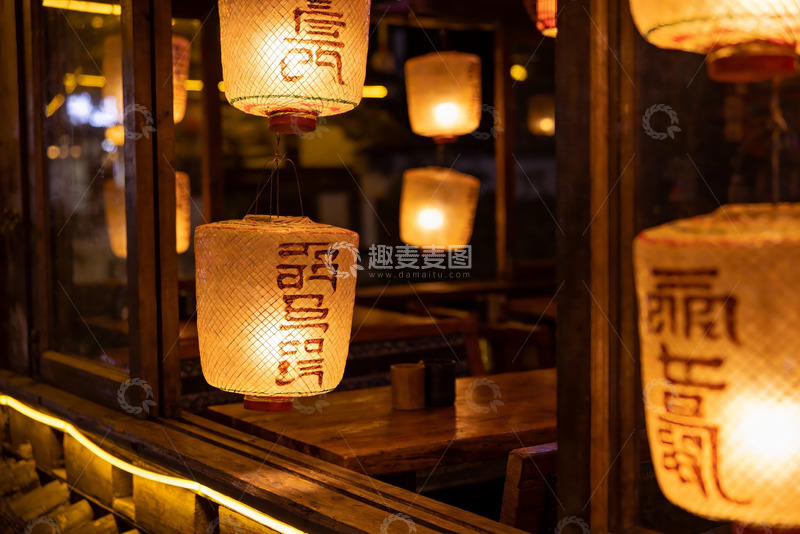 高清大图下载【趣麦麦图】夜幕下灯笼映照的温馨小店