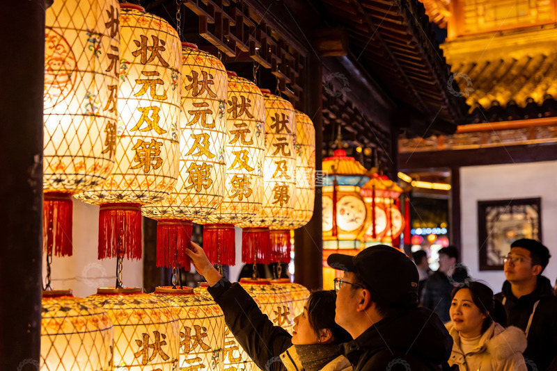 高清大图下载【趣麦麦图】古建筑前游客观赏灯笼夜景