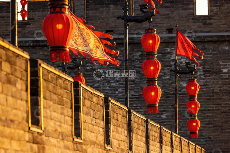 高清大图下载【趣麦麦图】古墙红灯映夕阳