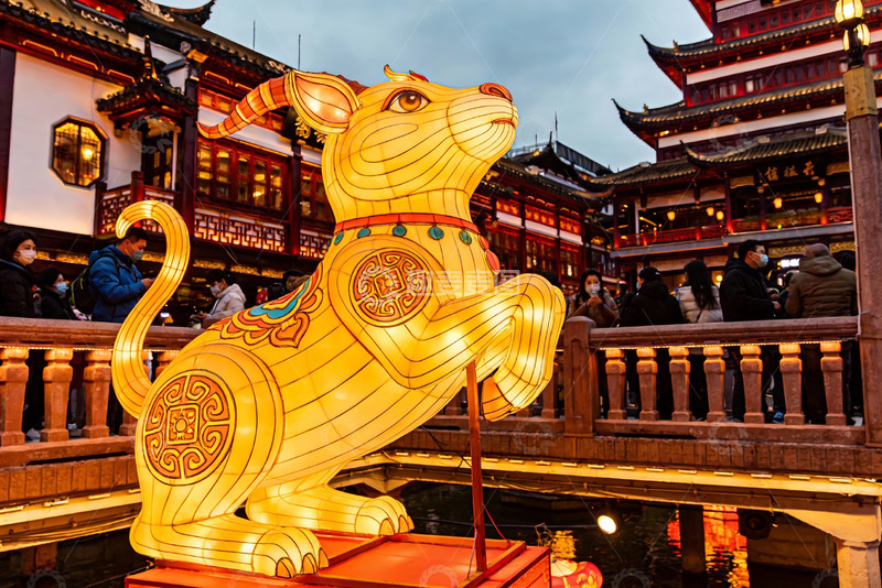 高清大图下载【趣麦麦图】夜景中发光的动物灯笼与古建筑