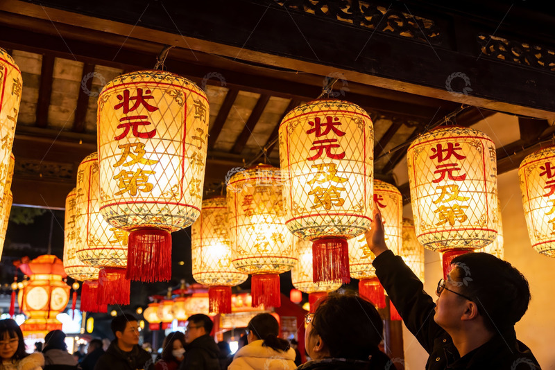 高清大图下载【趣麦麦图】夜市灯笼高挂游人驻足观赏