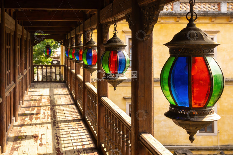 高清大图下载【趣麦麦图】彩色灯笼装饰的木质走廊