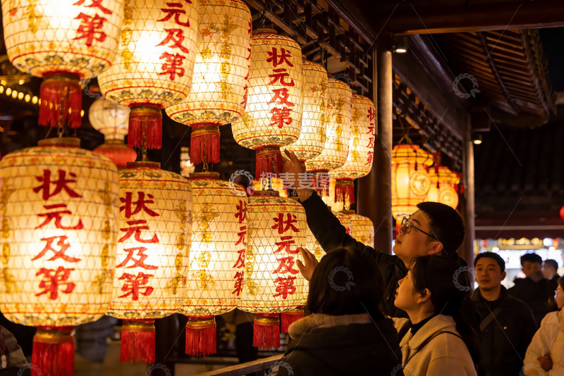 高清大图下载【趣麦麦图】夜市灯笼下人群互动场景