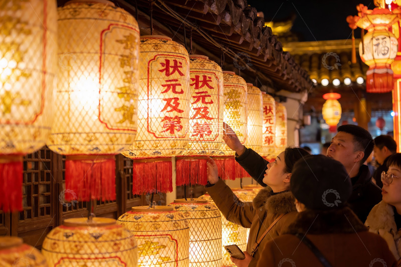 高清大图下载【趣麦麦图】夜市灯笼下游客互动场景