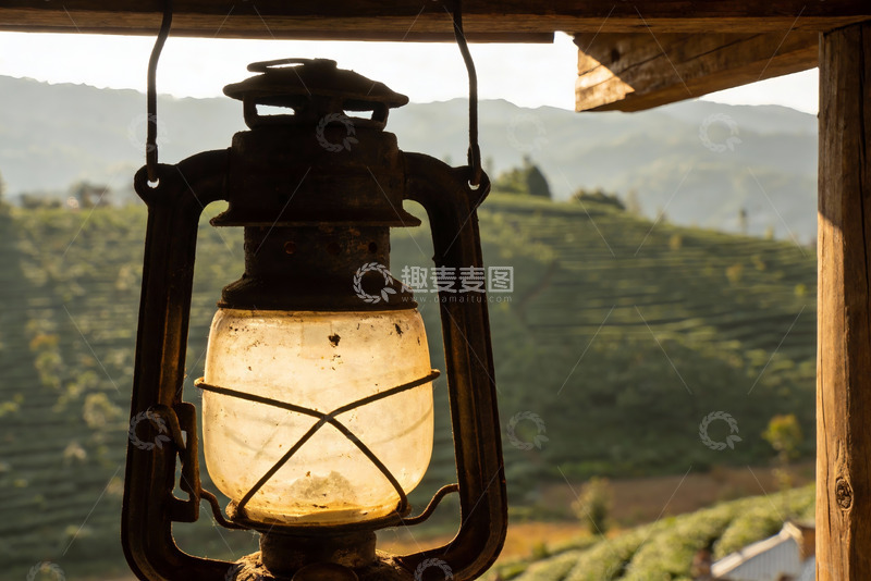 高清大图下载【趣麦麦图】古旧油灯映衬梯田风光