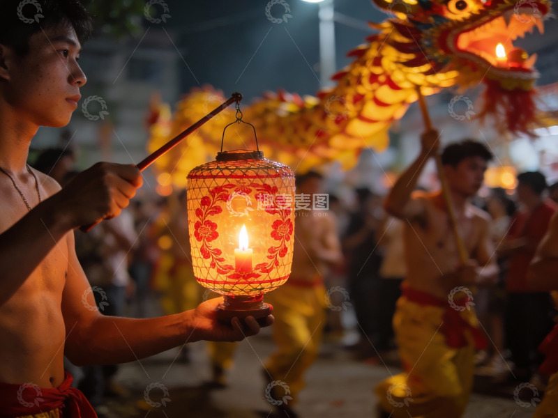 高清大图下载【趣麦麦图】男子手持灯笼舞龙夜景