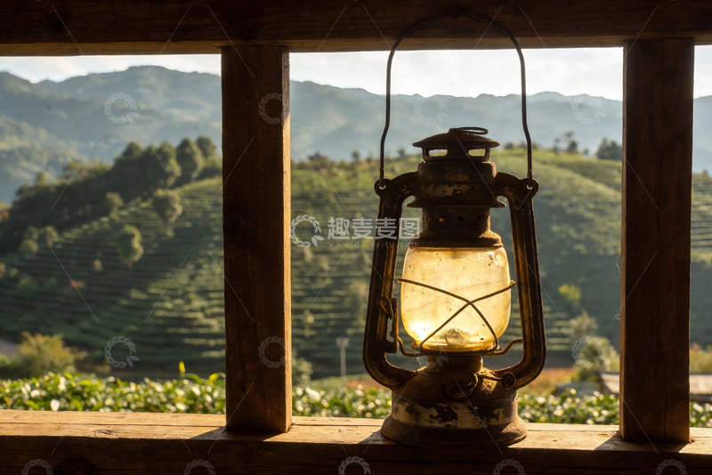 高清大图下载【趣麦麦图】古灯映衬山间梯田风光