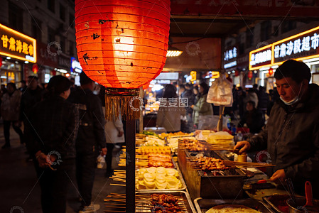 夜市摊位红灯笼下美食琳琅满目
