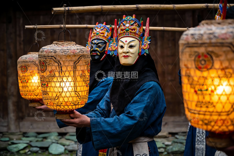高清大图下载【趣麦麦图】传统面具表演手持灯笼