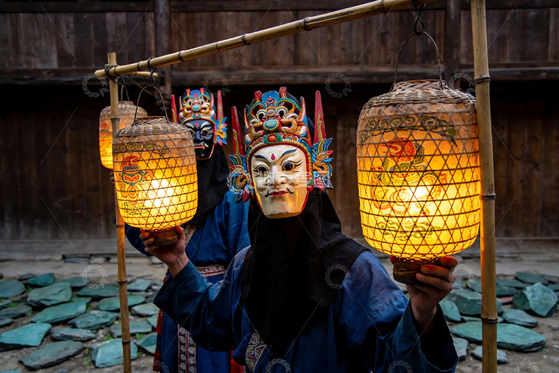 高清大图下载【趣麦麦图】传统面具与灯笼的民俗场景
