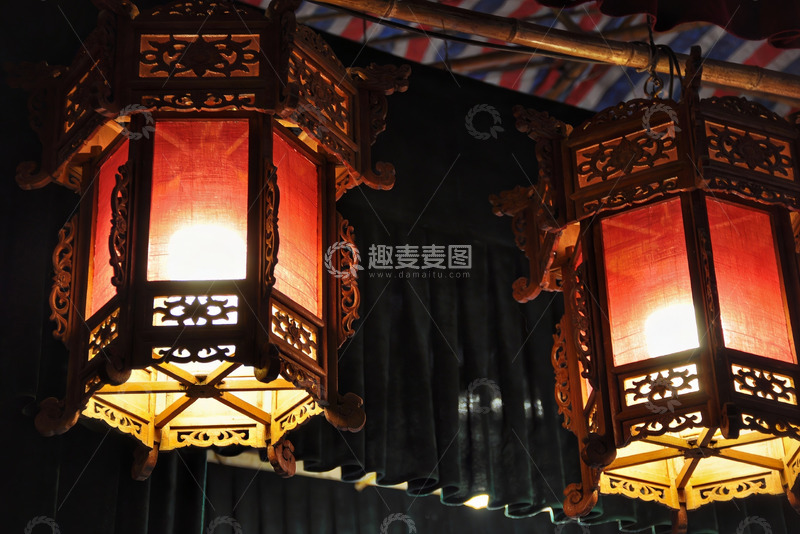 高清大图下载【趣麦麦图】古色古香灯笼映衬夜幕