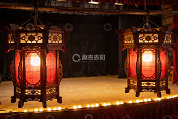 古色古香灯笼映舞台