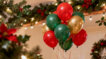 圣诞装饰气球与绿植