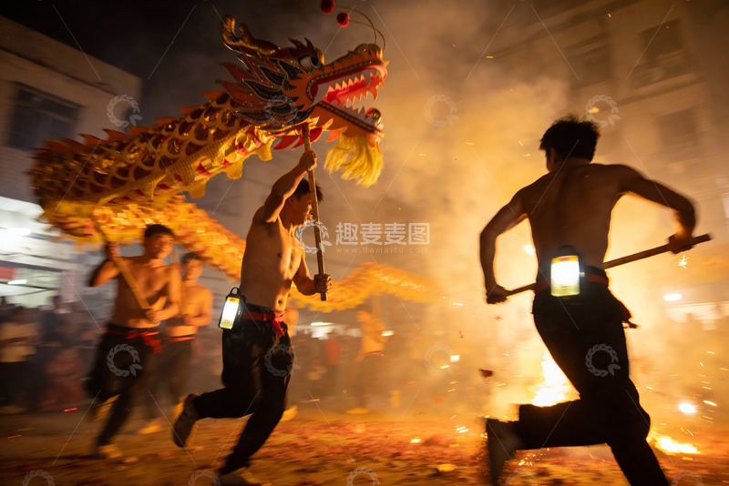 高清大图下载【趣麦麦图】舞龙表演夜景 火光飞舞活力四射