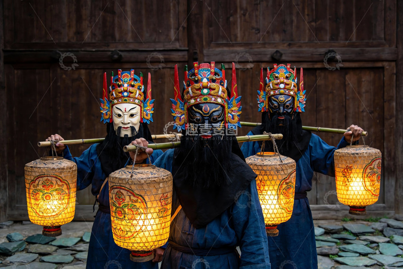 高清大图下载【趣麦麦图】三人戴面具持灯笼表演传统节目