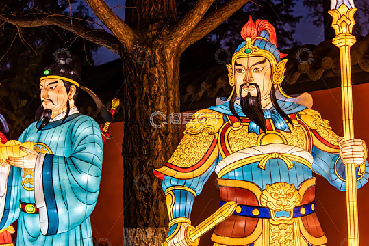 夜景中色彩斑斓的古代人物灯饰