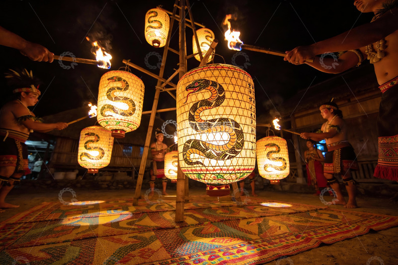 高清大图下载【趣麦麦图】夜晚蛇形灯笼仪式表演