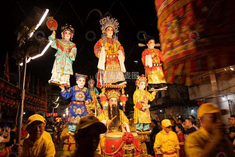 高清大图下载【趣麦麦图】夜游花车上古装人物表演