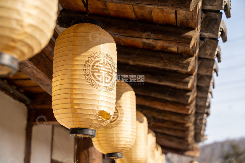 高清大图下载【趣麦麦图】古建筑屋檐下的纸灯笼