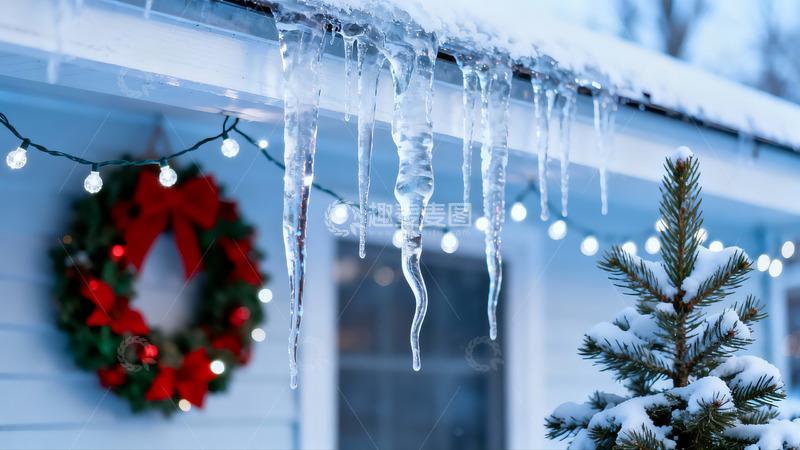 高清大图下载【趣麦麦图】冬日屋檐冰挂与圣诞装饰