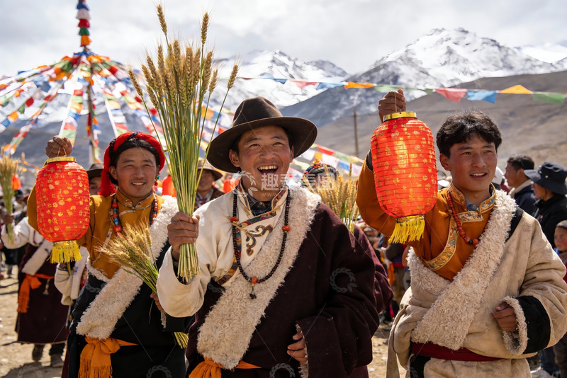 高清大图下载【趣麦麦图】藏族男子手持麦穗红灯欢庆节日