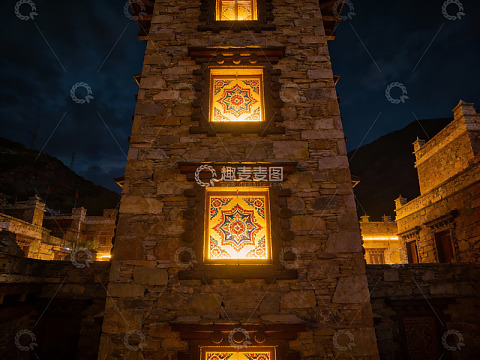 夜色中石砌建筑的彩色窗户