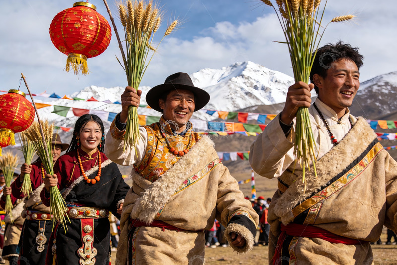 高清大图下载【趣麦麦图】身着民族服饰手持麦穗与红灯笼