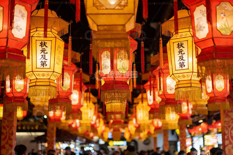 高清大图下载【趣麦麦图】夜市灯笼高挂热闹非凡