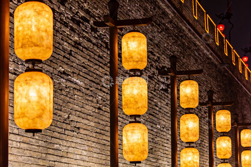 高清大图下载【趣麦麦图】古墙夜灯映衬传统灯笼
