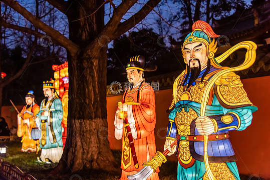 夜景中色彩斑斓的历史人物灯饰