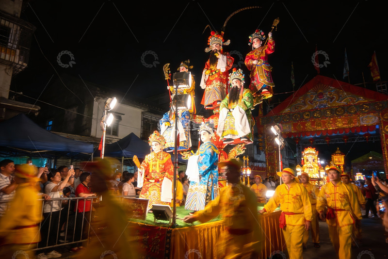 高清大图下载【趣麦麦图】夜游花车上表演传统戏曲