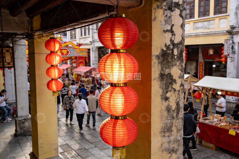 高清大图下载【趣麦麦图】古街挂红灯笼人群熙攘